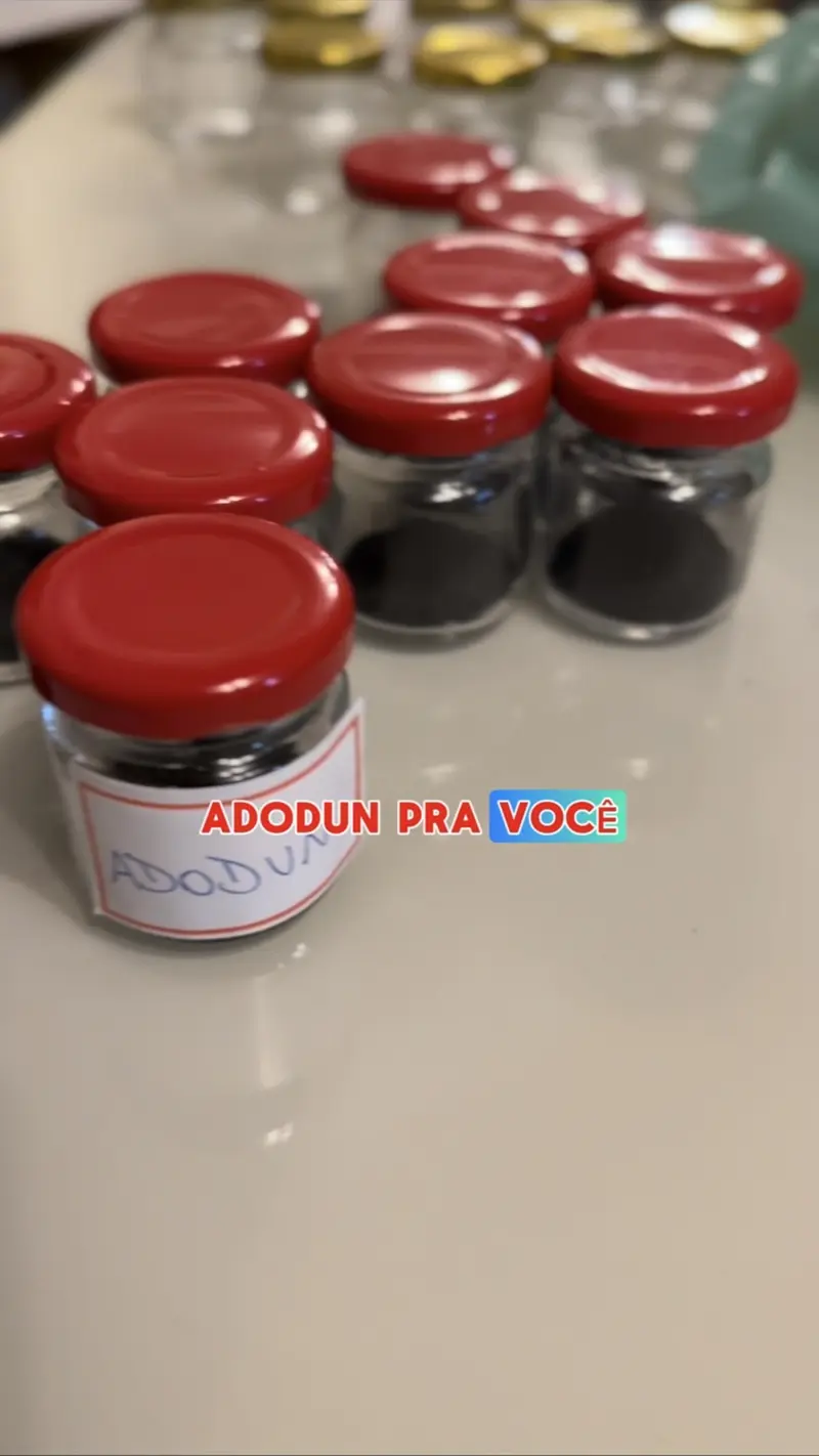 Frascos de Adodun com tampa vermelha, em fotografia enviada pelo proprietário.