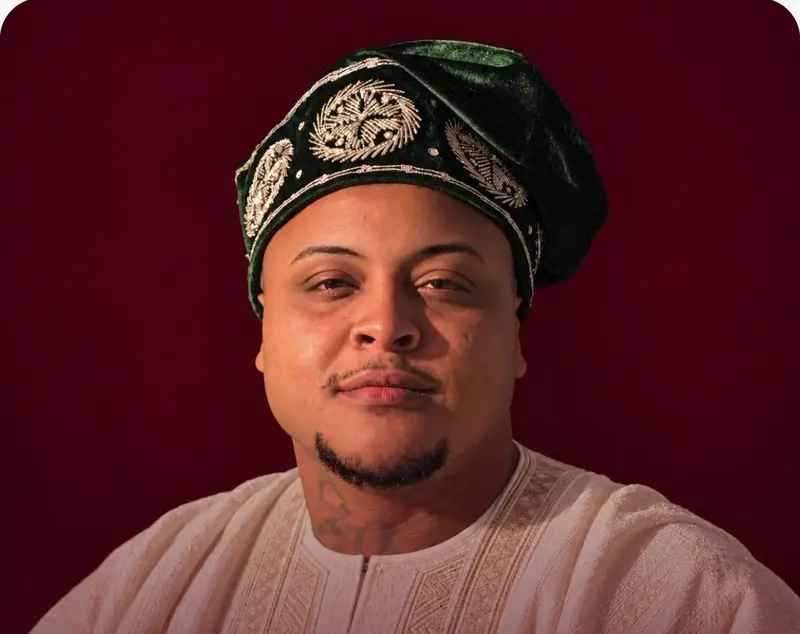 Retrato de Pai Olavo com vestes marfim e filá verde